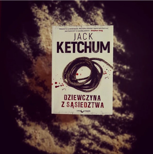 Jack Ketchum przesadził? "Dziewczyna z sąsiedztwa" to horror zbyt straszny? Książka inspirowana makabrycznymi wydarzeniami z USA